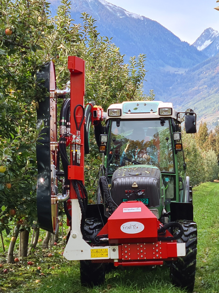 REDpulse Trio Entlaubungseinheit am Grundgerät FT narrow angebaut im Einsatz beim Entlauben in der Apfelplantage kurz vor der Pflücke